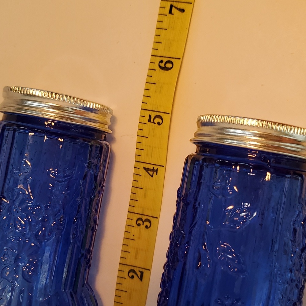 Vtg Cobalt Blue Glass Spice Shakers 5" Floral Design Aluminum Screw Top Set of 2 - Picture 8 of 9
